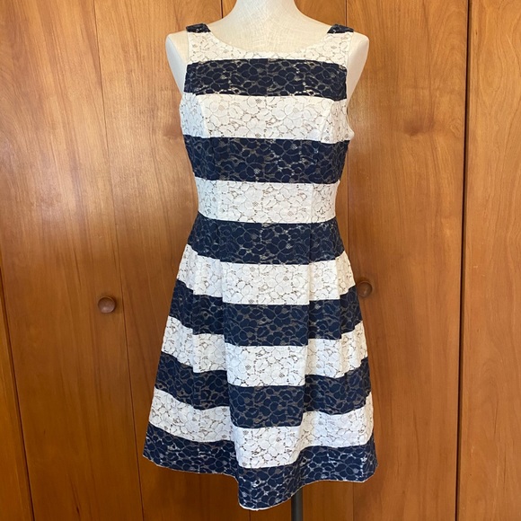 Robbie Bee Dresses & Skirts - Robbie Bee navy and white floral lace dress Size 8